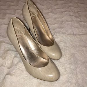Nude pumps!